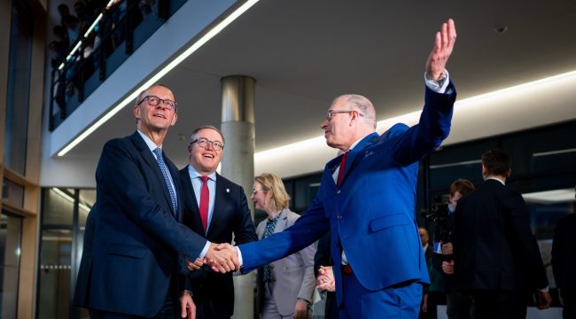 02/12/2025 - Jena: Prof. Andreas Tünnermann (Leiter des Fraunhofer-Institut für Angewandte Optik und Feinmechanik IOF in Jena) begrüßt Bundeskanzler Friedrich Merz (CDU) und den Thüringer Ministerpräsidenten Mario Voigt (CDU) am Fraunhofer Institut in Jena. 

Antrittsbesuch des Bundeskanzlers der Bundesrepublik Deutschland am 2. Dezember 2025 in Thüringen. /
_________________
Foto: Jacob Schröter (017623787412)